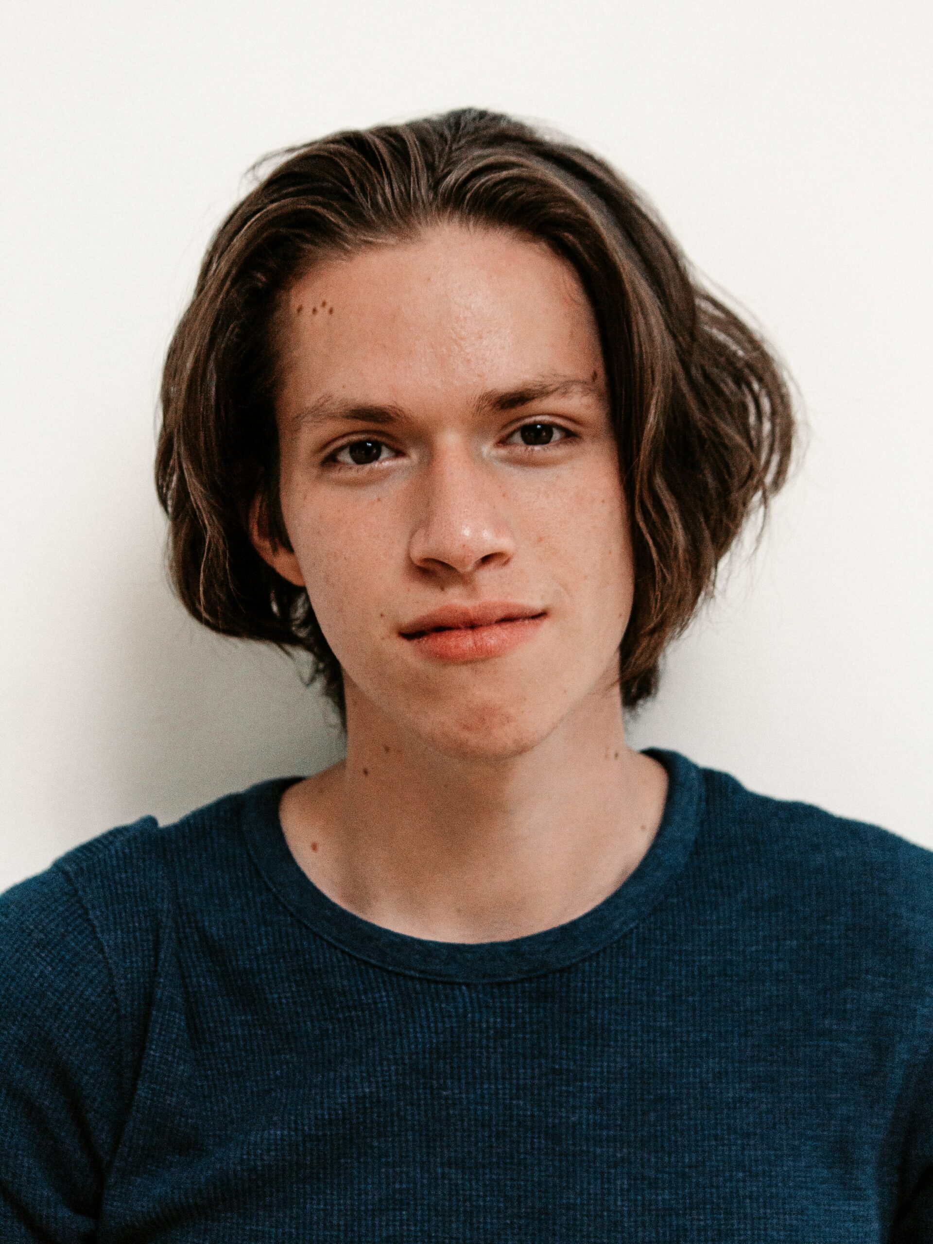 Junger Mann mit langen Haaren