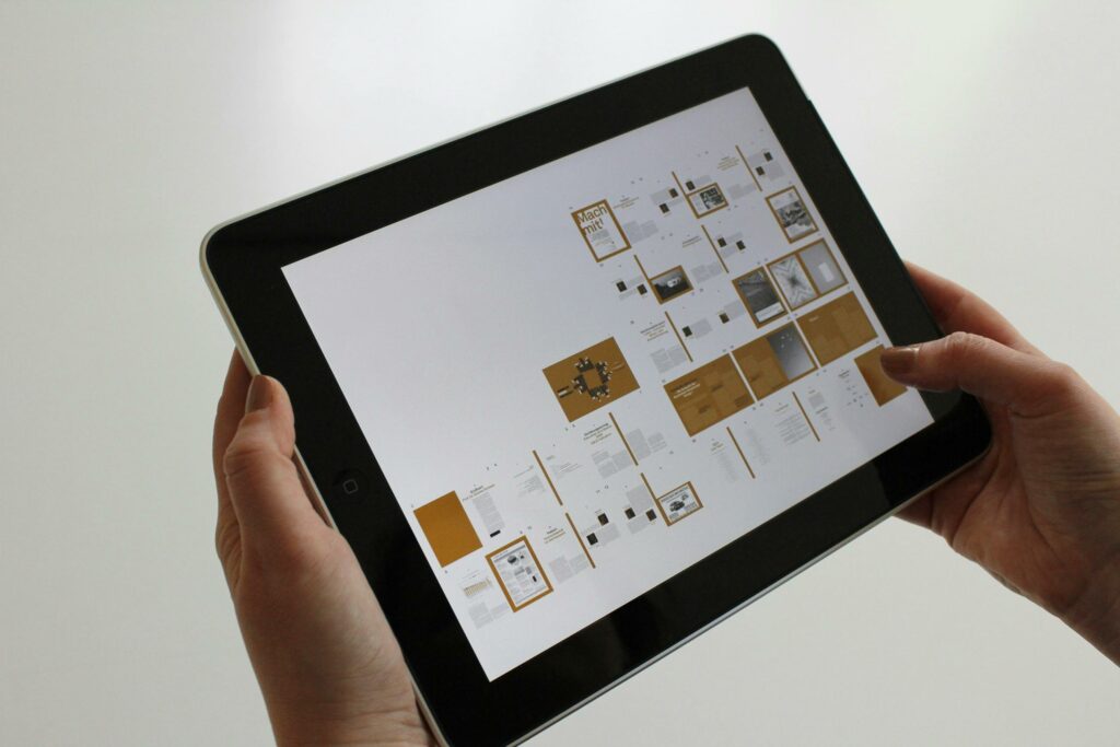 Frau hält Tablet in der Hand mit einer Präsentationsansicht in Goldtönen